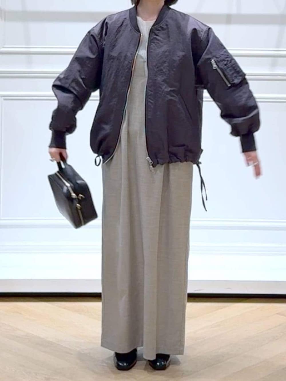 ブラック系のローファー、グレー系のMA-1、ホワイト系のTシャツ/カットソーを着用したレディースの春コーディネートの2枚目の写真