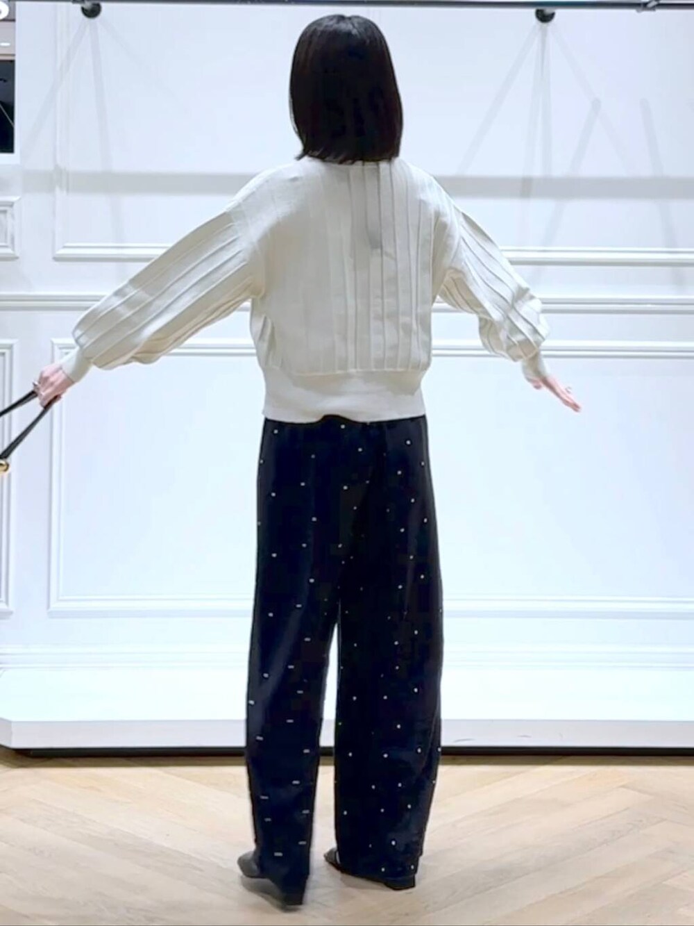 ホワイト系のカーディガン/ボレロ、ブラック系のショルダーバッグ、ブラック系のパンプスを着用したレディースの春コーディネートの4枚目の写真