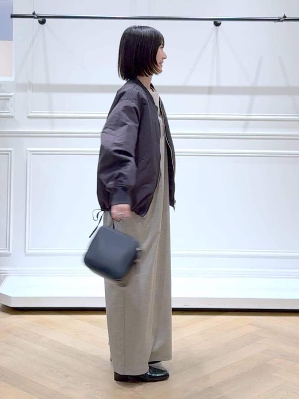 ブラック系のローファー、グレー系のMA-1、ホワイト系のTシャツ/カットソーを着用したレディースの春コーディネートの3枚目の写真