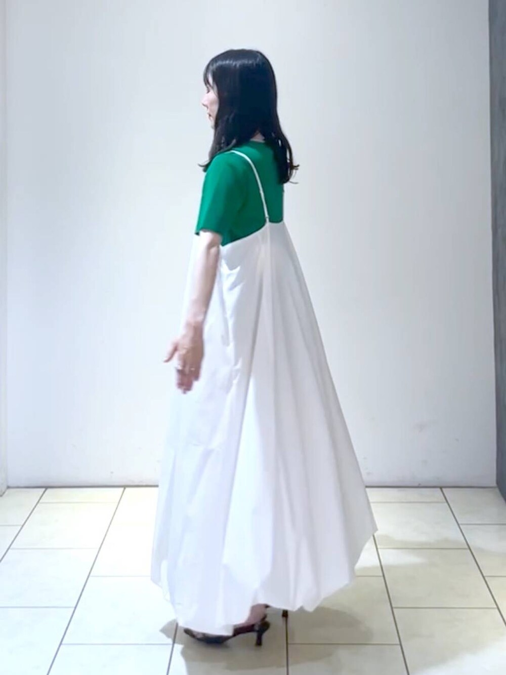 ブラック系のサンダル、グリーン系のTシャツ/カットソー、ホワイト系のショルダーバッグを着用したレディースの夏コーディネートの4枚目の写真