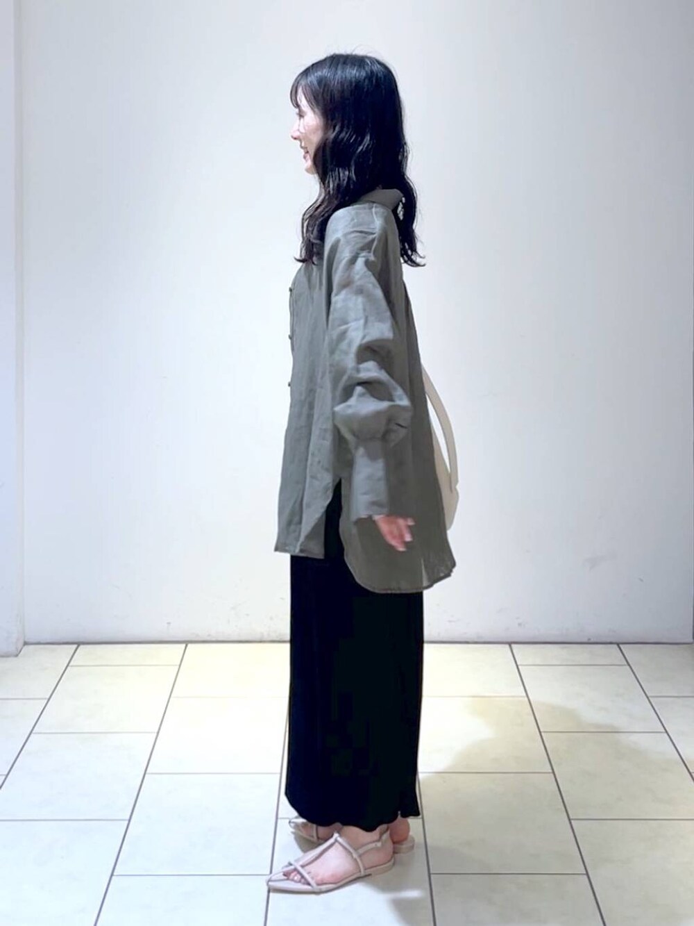 グレー系のシャツ/ブラウス、ホワイト系のトートバッグ、ホワイト系のサンダルを着用したレディースの春コーディネートの5枚目の写真