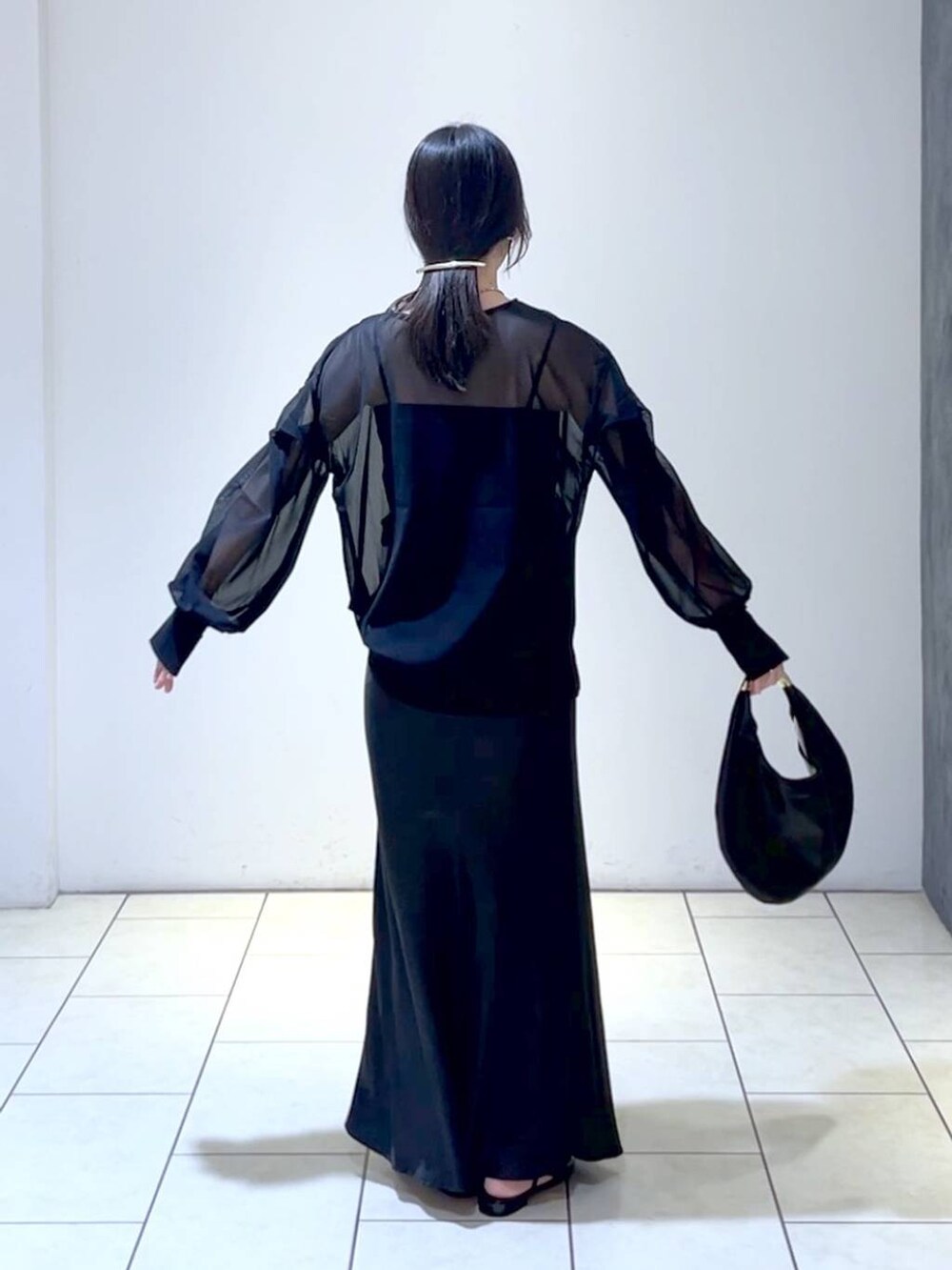 ブラック系のスカート、ブラック系のキャミソール、ブラック系のシャツ/ブラウスを着用したレディースの夏コーディネートの4枚目の写真