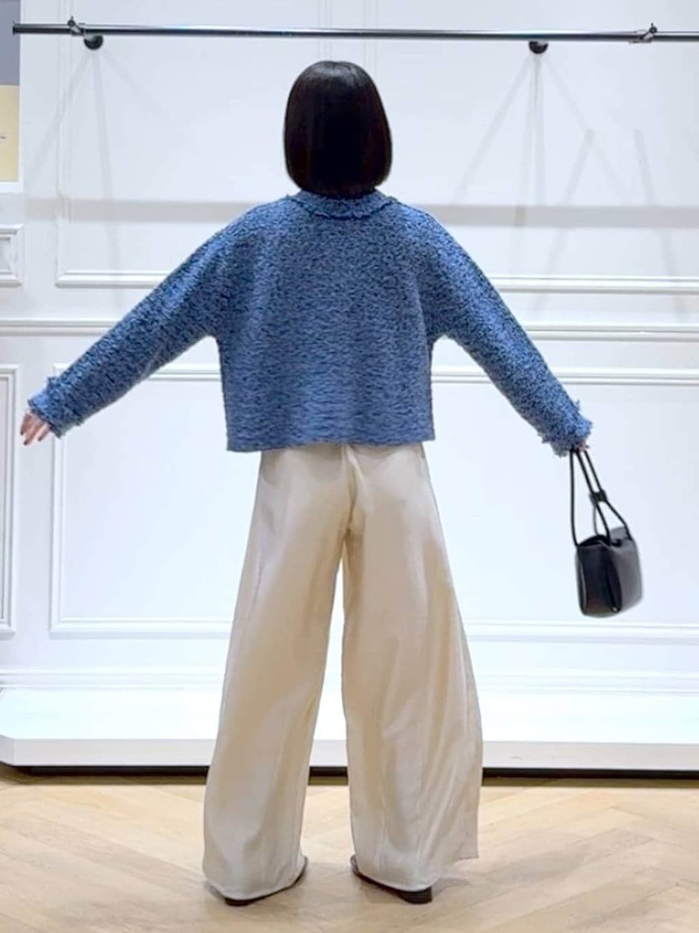 ホワイト系のその他パンツ、ブラック系のローファー、ブルー系のカーディガン/ボレロを着用したレディースの春コーディネートの4枚目の写真