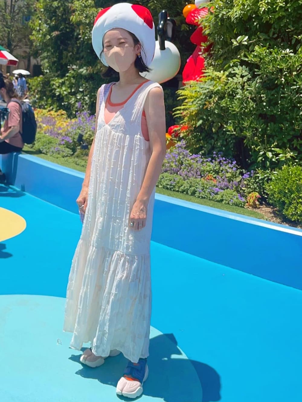 ホワイト系のワンピース、パープル系のトートバッグ、その他のスニーカーを着用したレディースの夏コーディネートの2枚目の写真