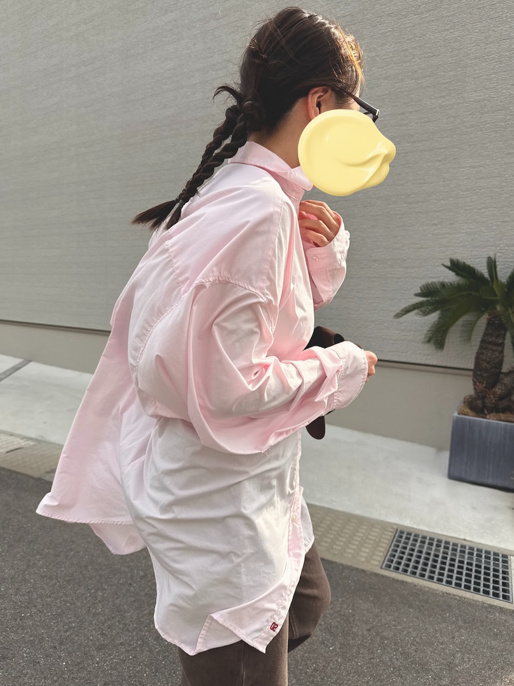 ピンク系のシャツ/ブラウス、ブラウン系のスニーカー、ブラウン系のデニムパンツを着用したレディースの春コーディネートの2枚目の写真