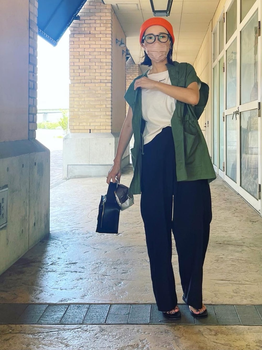 ホワイト系のTシャツ/カットソー、グリーン系のベスト、ブラック系のバッグを着用したレディースの夏コーディネートの2枚目の写真