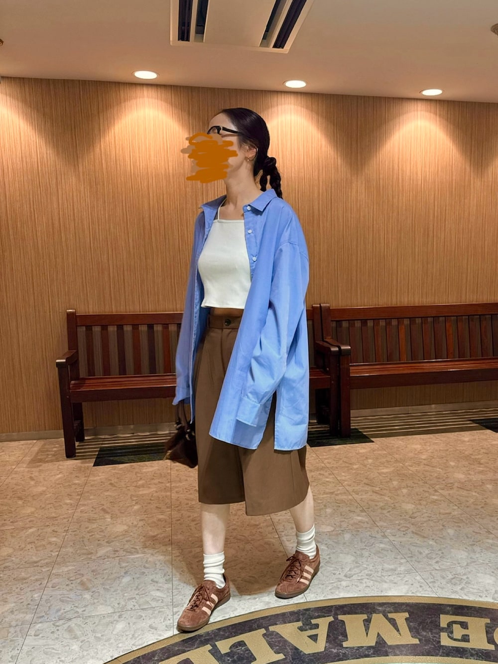 ホワイト系のキャミソール、ブルー系のシャツ/ブラウス、ブラウン系のパンツを着用したレディースの秋コーディネートの2枚目の写真