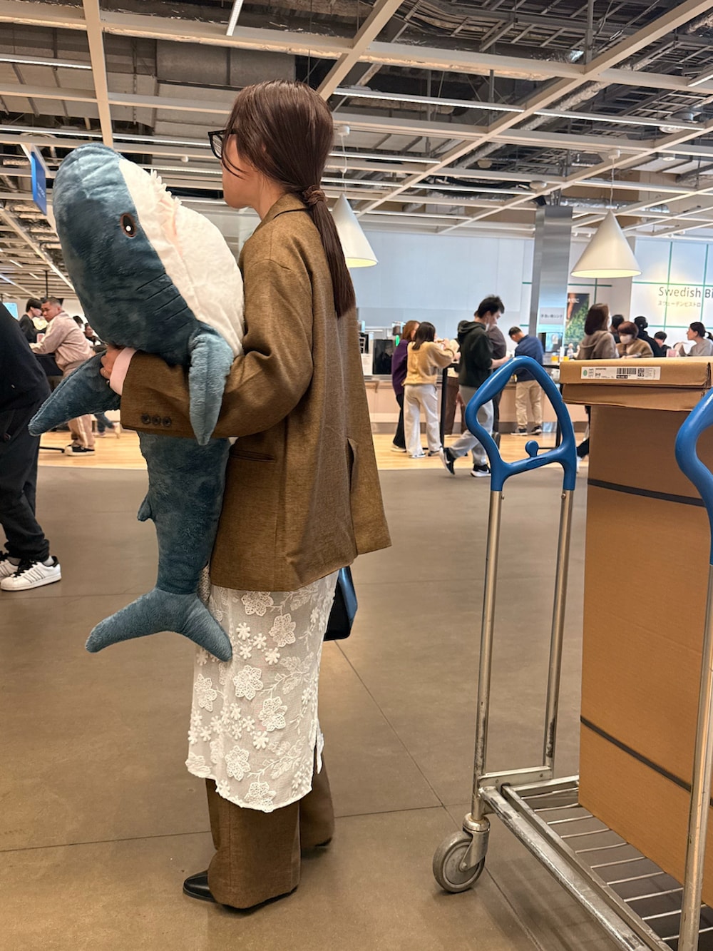 ブラウン系のその他パンツ、ホワイト系のスカート、ベージュ系のテーラードジャケットを着用したレディースの春コーディネートの2枚目の写真