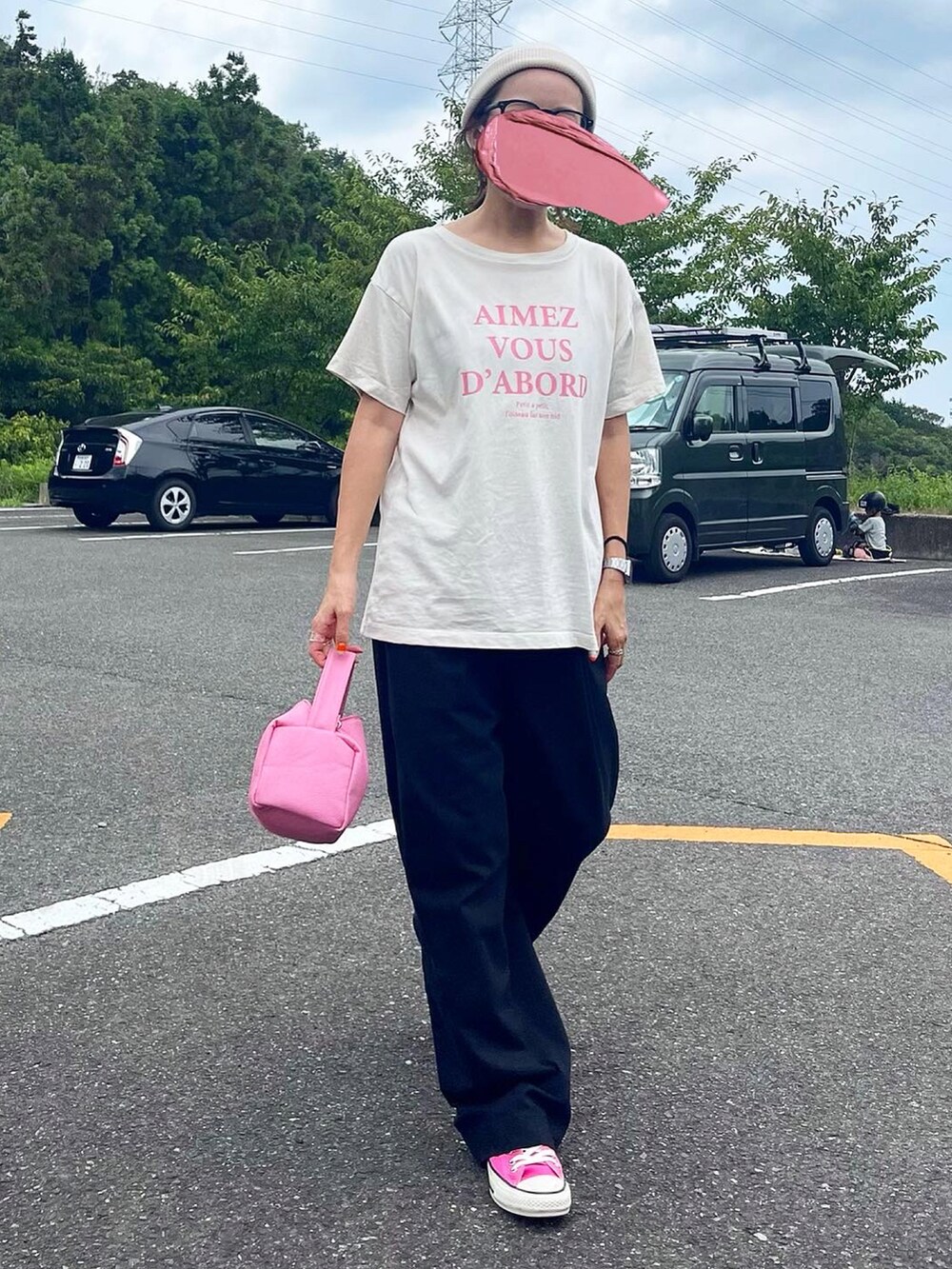 ホワイト系のTシャツ/カットソー、ブラック系のその他パンツ、ピンク系のハンドバッグを着用したレディースの秋コーディネートの2枚目の写真