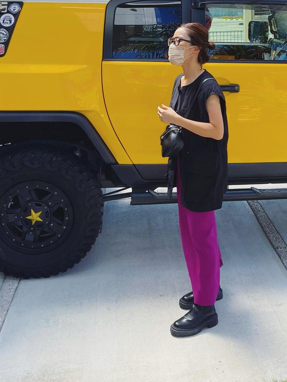 ブラック系のミリタリージャケット、パープル系のスカート、ブラック系のショルダーバッグを着用したレディースの秋コーディネートの2枚目の写真