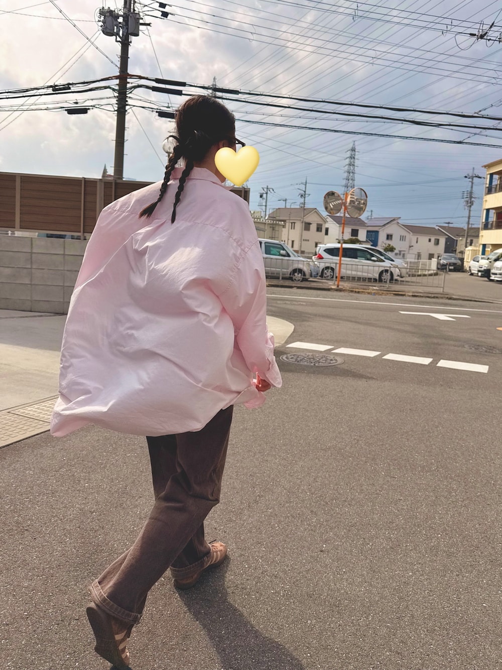 ピンク系のシャツ/ブラウス、ブラウン系のスニーカー、ブラウン系のデニムパンツを着用したレディースの春コーディネートの3枚目の写真