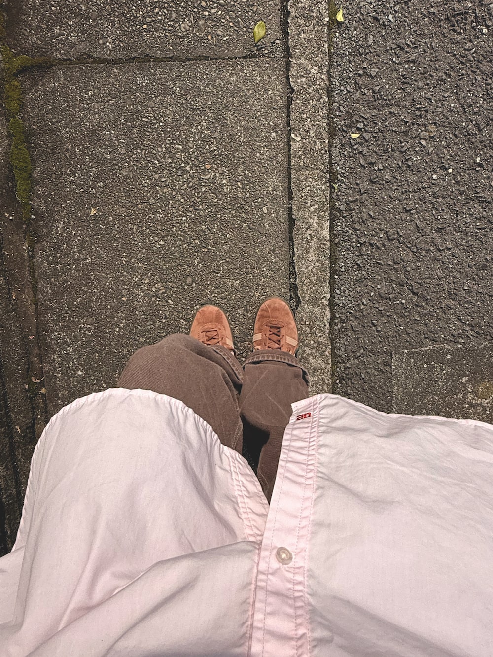 ピンク系のシャツ/ブラウス、ブラウン系のスニーカー、ブラウン系のデニムパンツを着用したレディースの春コーディネートの4枚目の写真