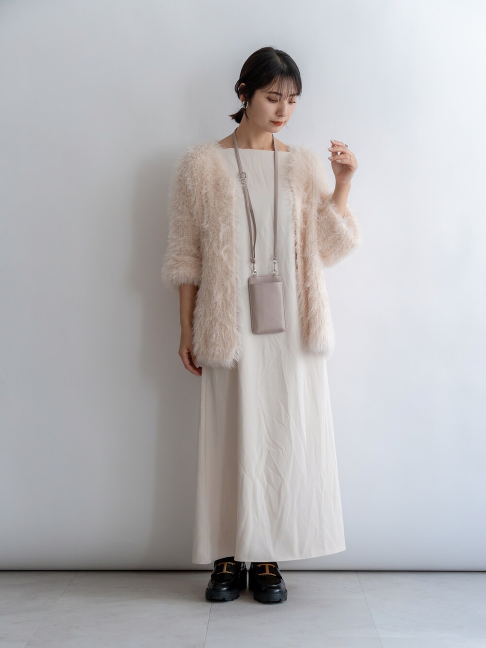 ブラック系のショルダーバッグを着用したレディースの冬コーディネートの3枚目の写真