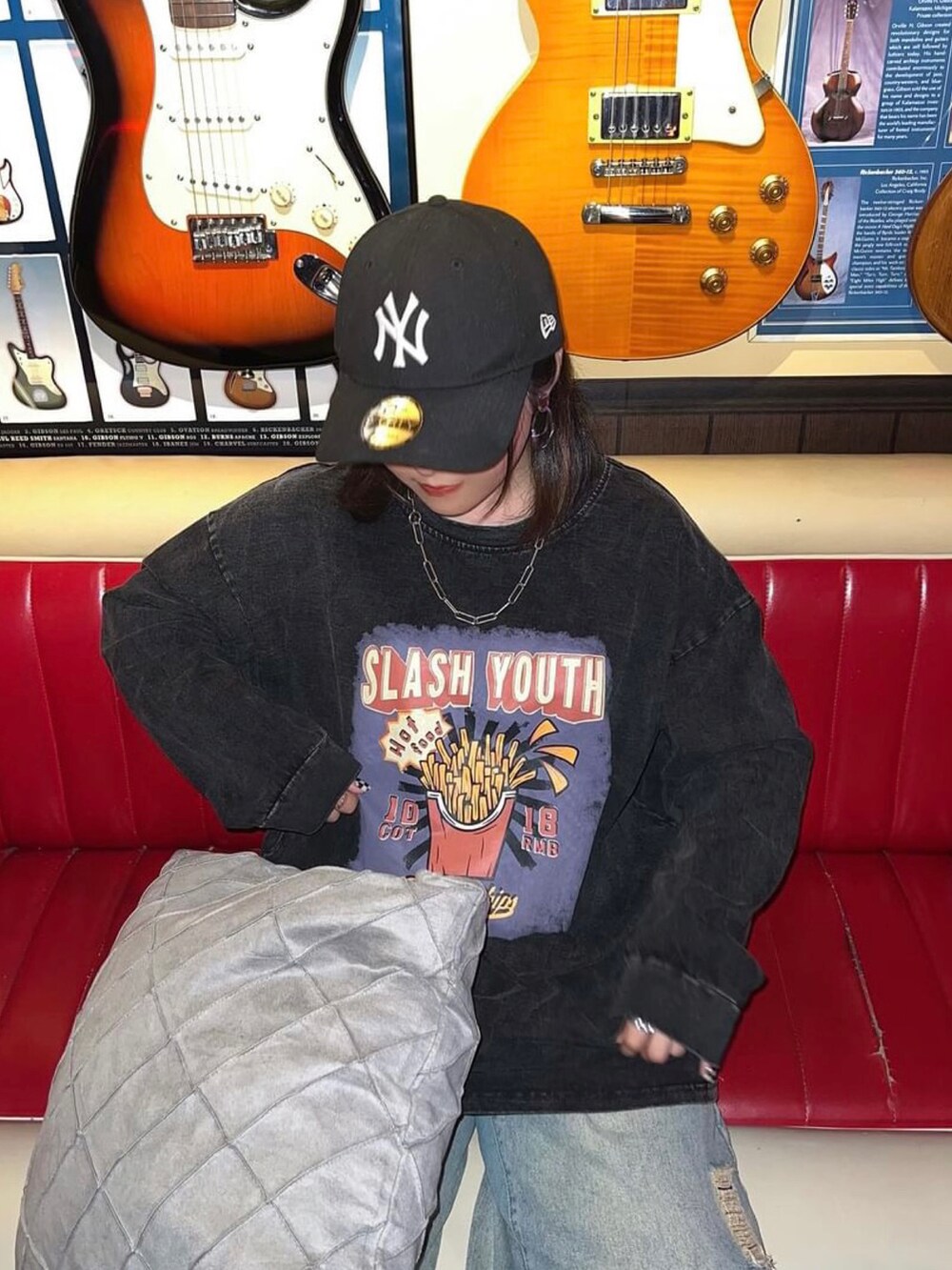 グレー系のTシャツ/カットソーを着用したレディースの秋コーディネートの2枚目の写真