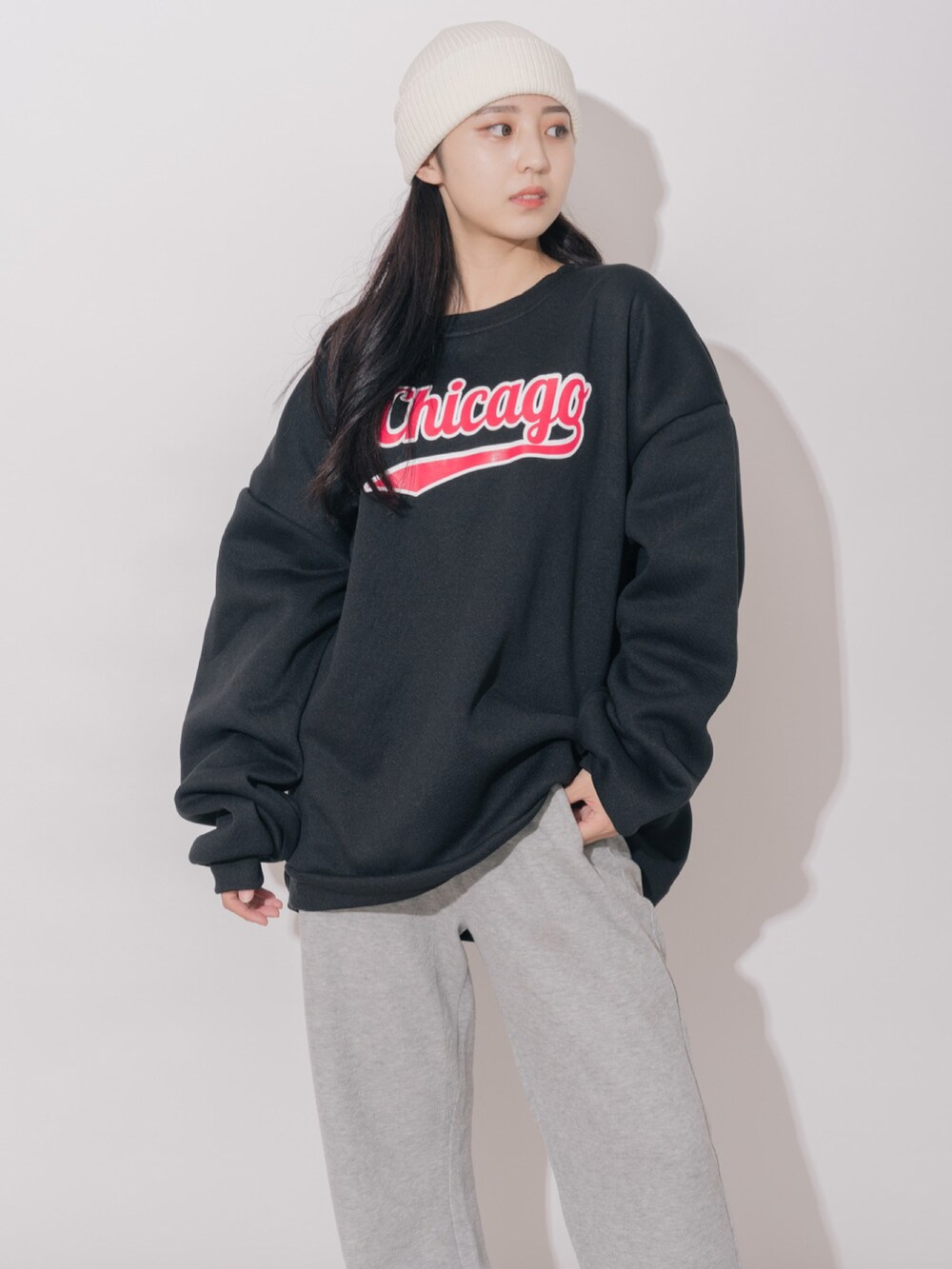 ブラック系のスウェットを着用したメンズの冬コーディネートの5枚目の写真