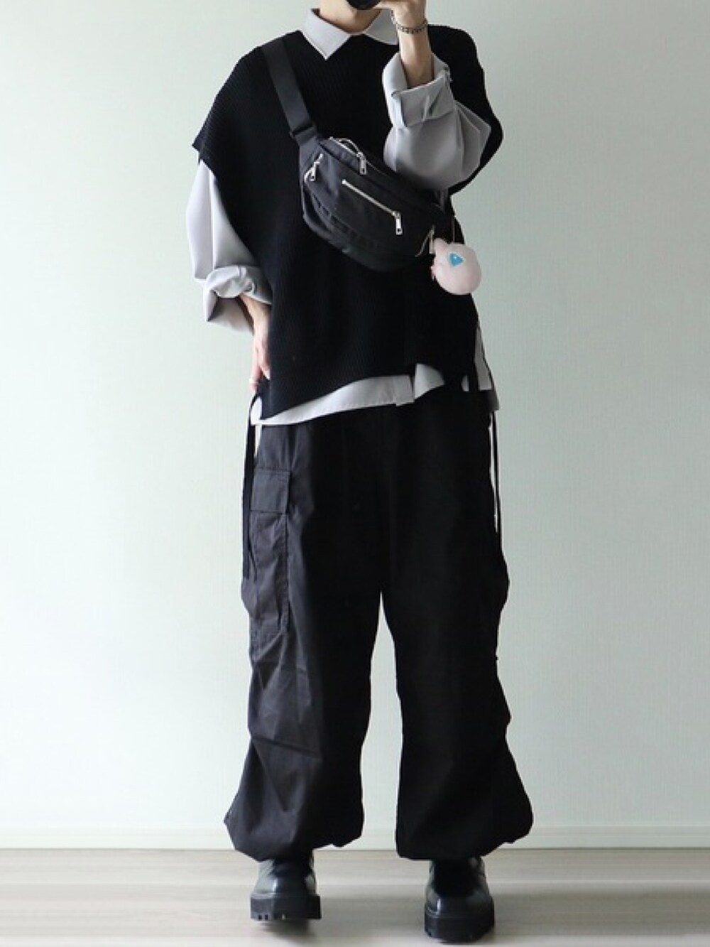 ブラック系のボディバッグ/ウエストポーチを着用したレディースの秋コーディネートの4枚目の写真