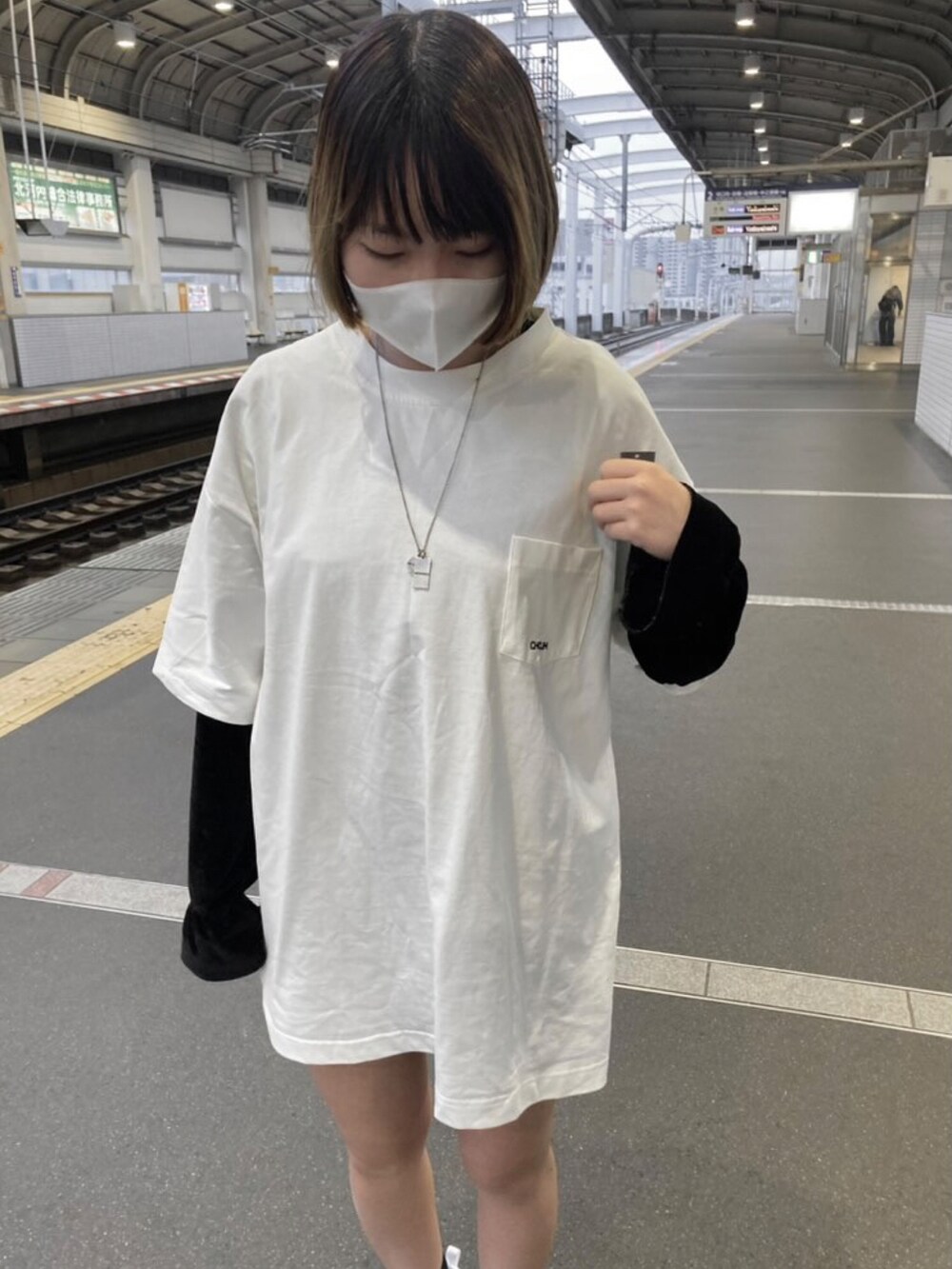 ホワイト系のTシャツ/カットソーを着用したレディースの春コーディネートの2枚目の写真