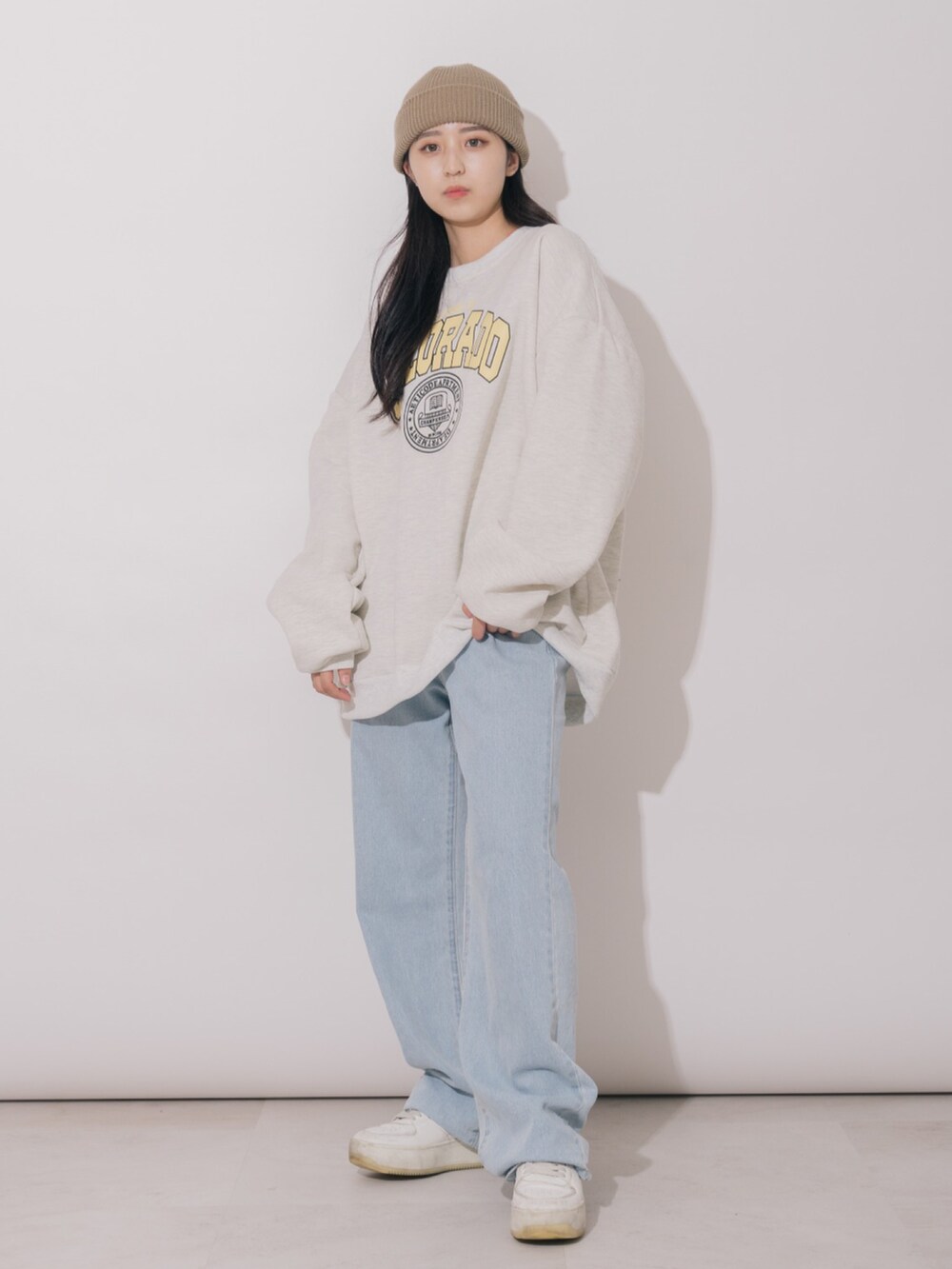 グレー系のスウェットを着用したメンズの冬コーディネートの5枚目の写真