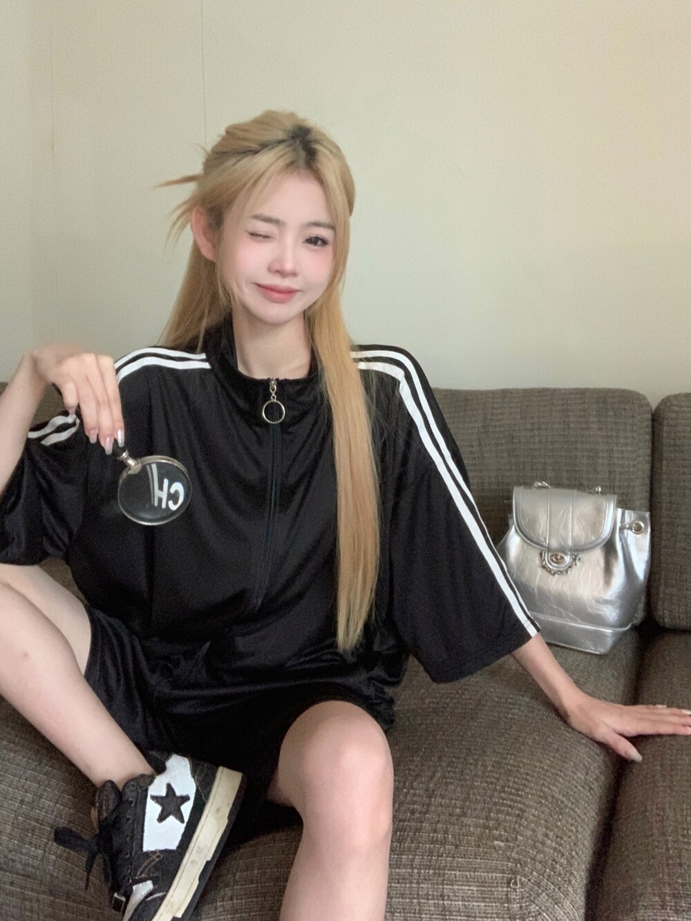 ブラック系のジャージを着用したレディースの夏コーディネートの5枚目の写真