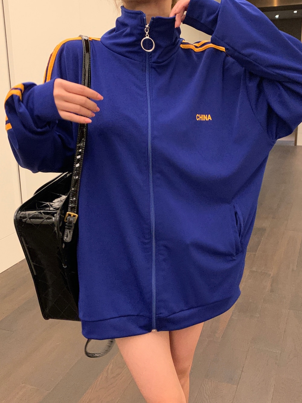 ブルー系のジャージを着用したレディースの秋コーディネートの5枚目の写真