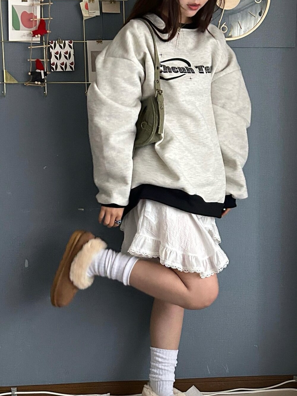 グレー系のスウェットを着用したレディースの冬コーディネートの4枚目の写真