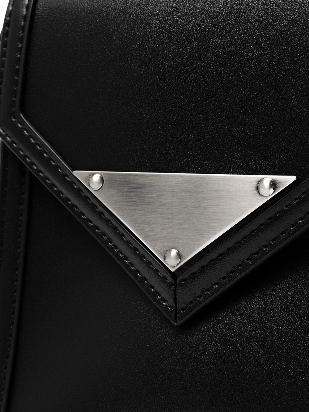 ブラック系のショルダーバッグを着用したレディースの冬コーディネートの5枚目の写真