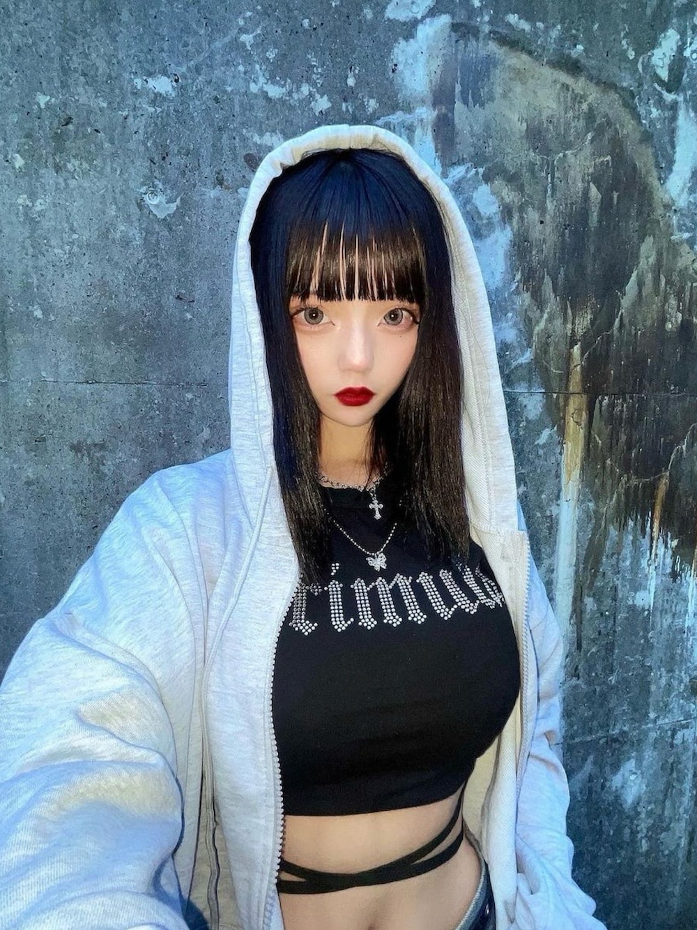 グレー系のパーカーを着用したレディースの冬コーディネートの3枚目の写真