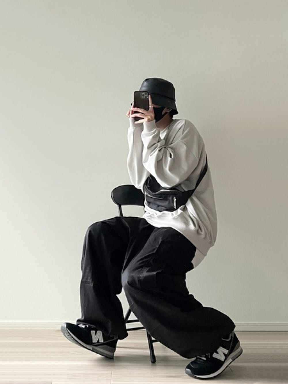 ブラック系のボディバッグ/ウエストポーチを着用したレディースの秋コーディネートの5枚目の写真