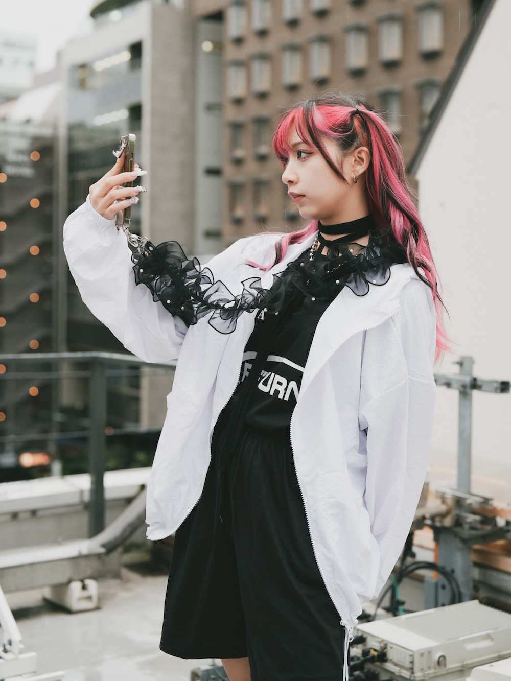 ホワイト系のラッシュガードを着用したレディースの春コーディネートの4枚目の写真