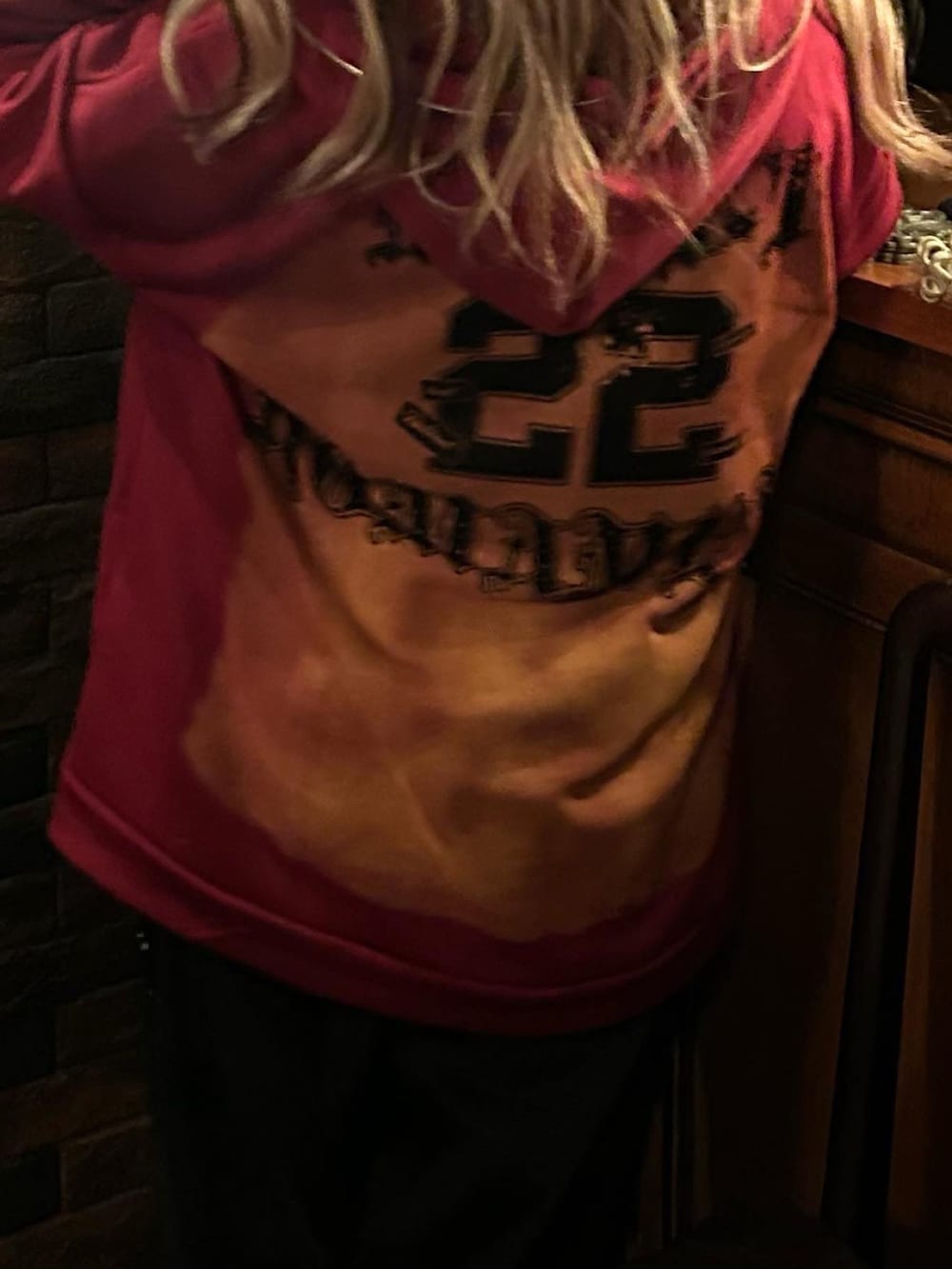 レッド系のパーカーを着用したレディースの冬コーディネートの3枚目の写真