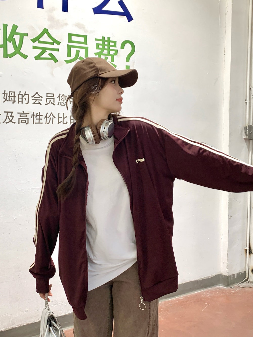 レッド系のジャージを着用したレディースの秋コーディネートの3枚目の写真