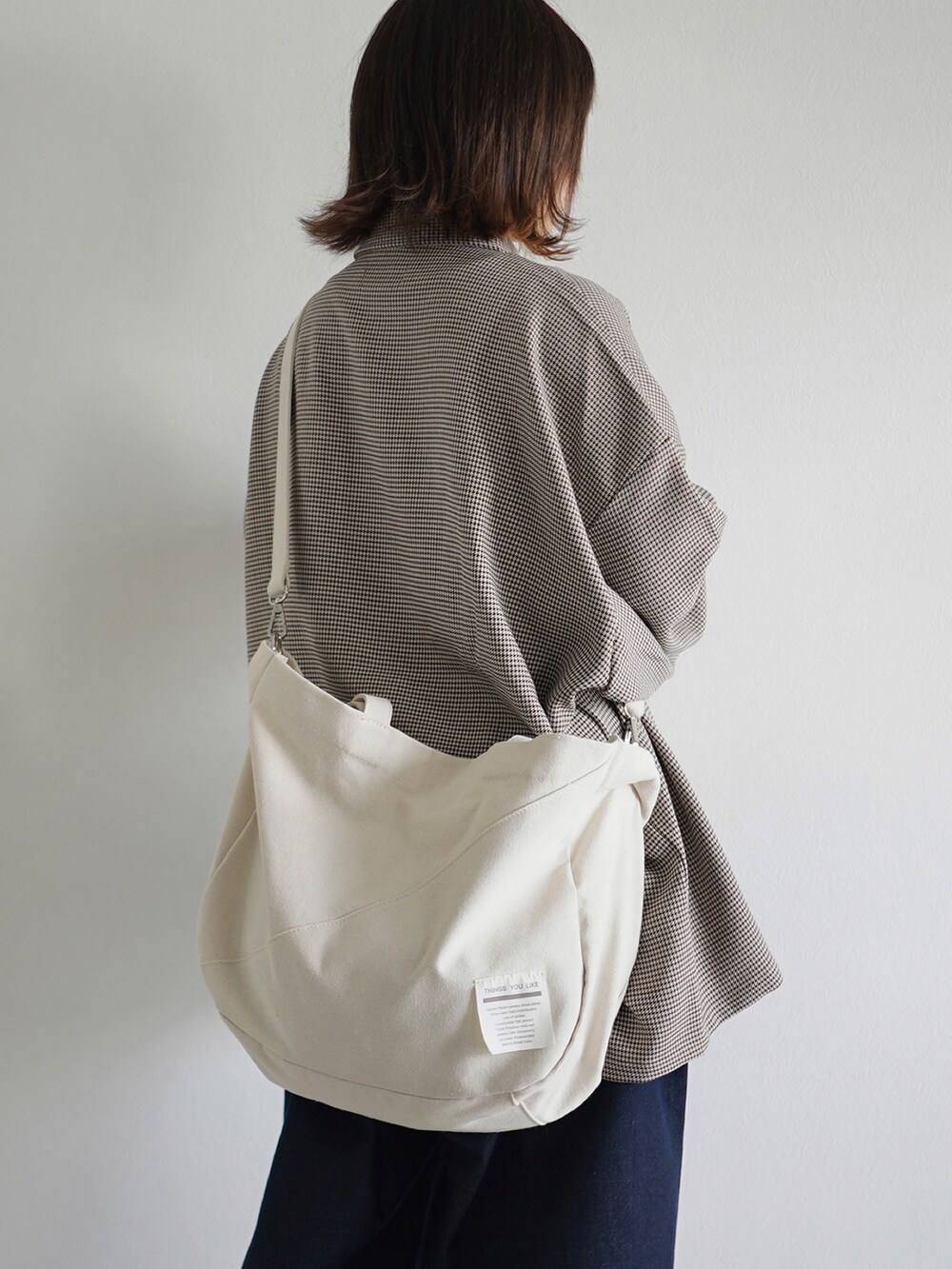 ベージュ系のトートバッグを着用したレディースの冬コーディネートの4枚目の写真