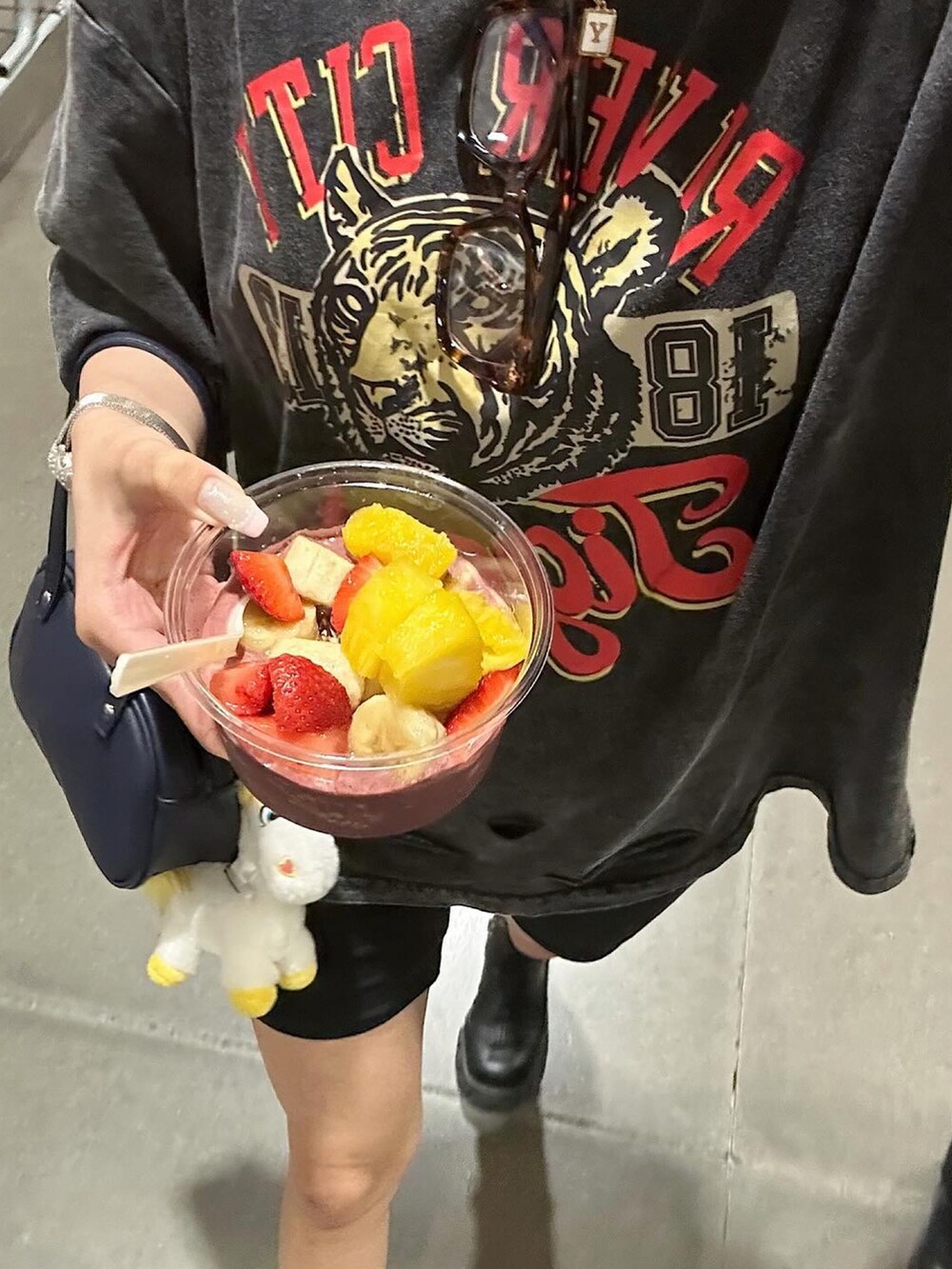 ブラック系のTシャツ/カットソーを着用したレディースの夏コーディネートの4枚目の写真