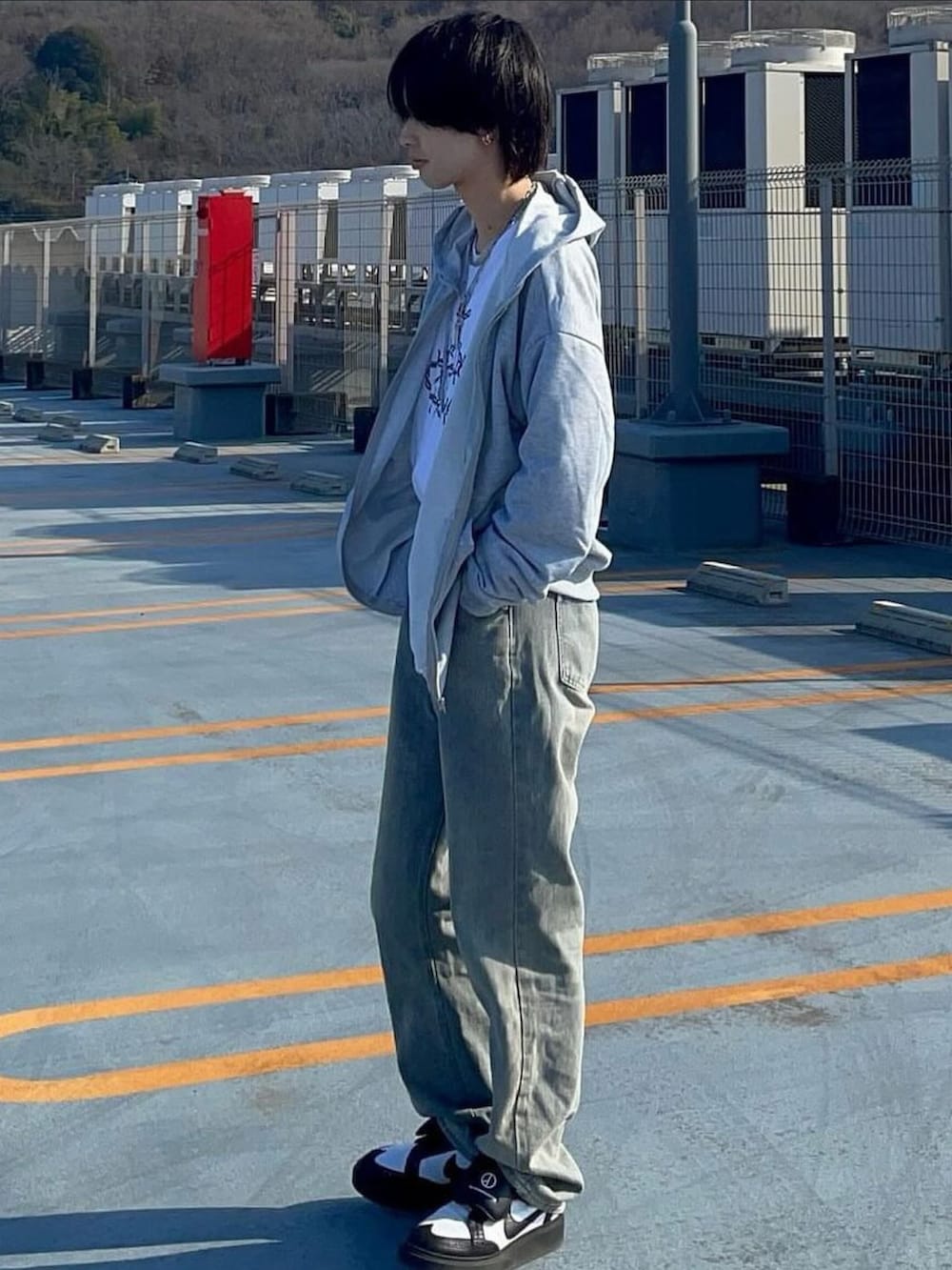 グレー系のパーカーを着用したレディースの春コーディネートの3枚目の写真