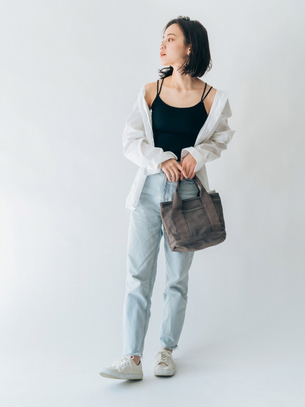 ベージュ系のトートバッグを着用したレディースの冬コーディネートの3枚目の写真