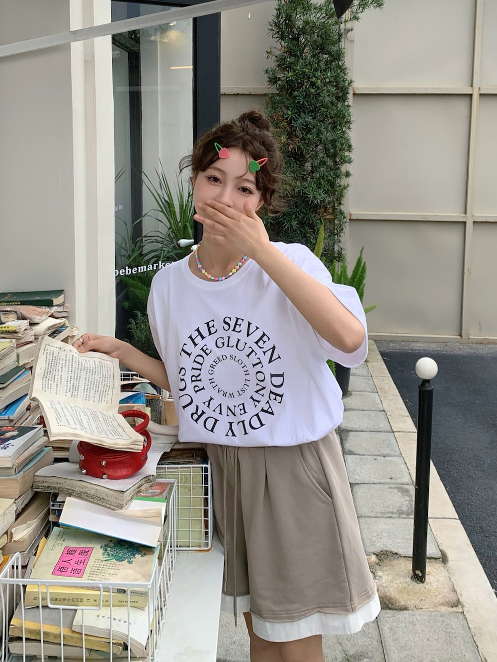 ホワイト系のTシャツ/カットソーを着用したレディースの春コーディネートの5枚目の写真