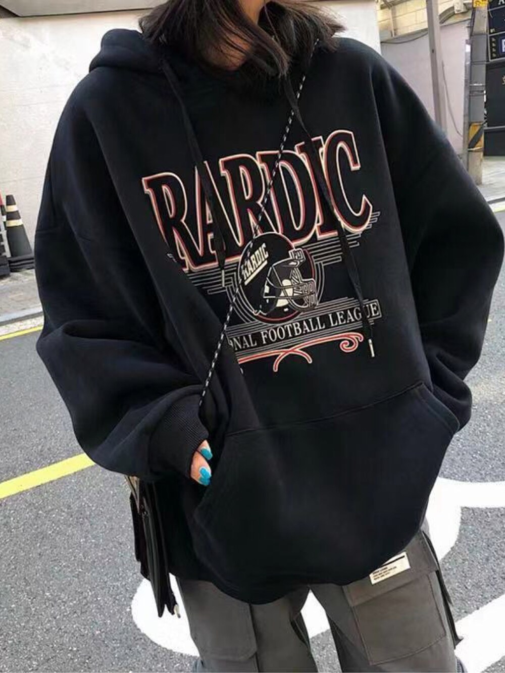 ブラック系のパーカーを着用したレディースの冬コーディネートの3枚目の写真