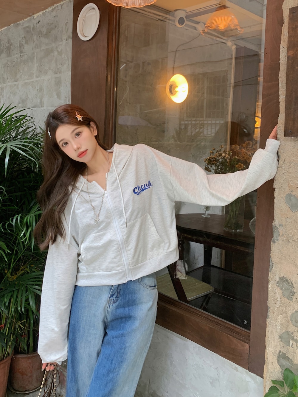 ベージュ系のパーカーを着用したレディースの春コーディネートの4枚目の写真