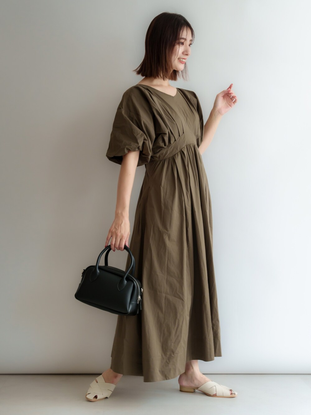 ブラック系のボストンバッグを着用したレディースの夏コーディネートの3枚目の写真