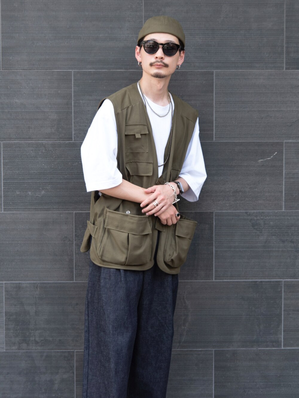 ブラック系のベストを着用したメンズの冬コーディネートの2枚目の写真