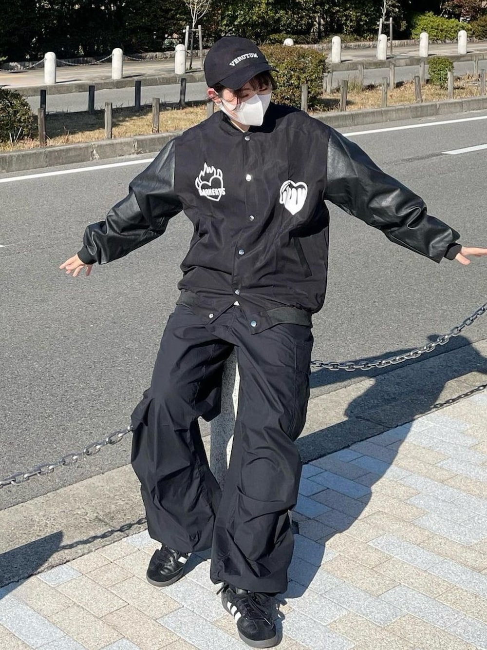 ブラック系のスタジャンを着用したレディースの春コーディネートの3枚目の写真