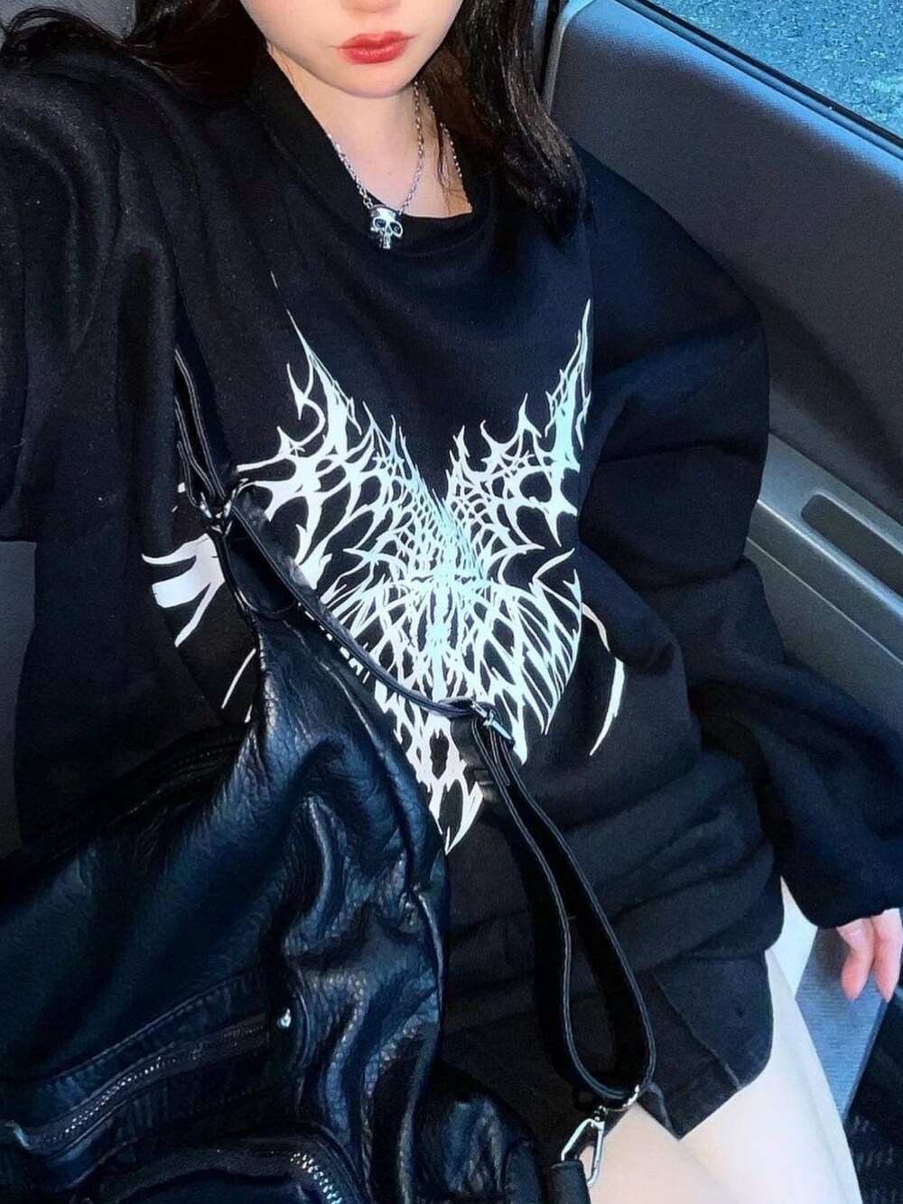 ブラック系のスウェットを着用したレディースの春コーディネートの3枚目の写真