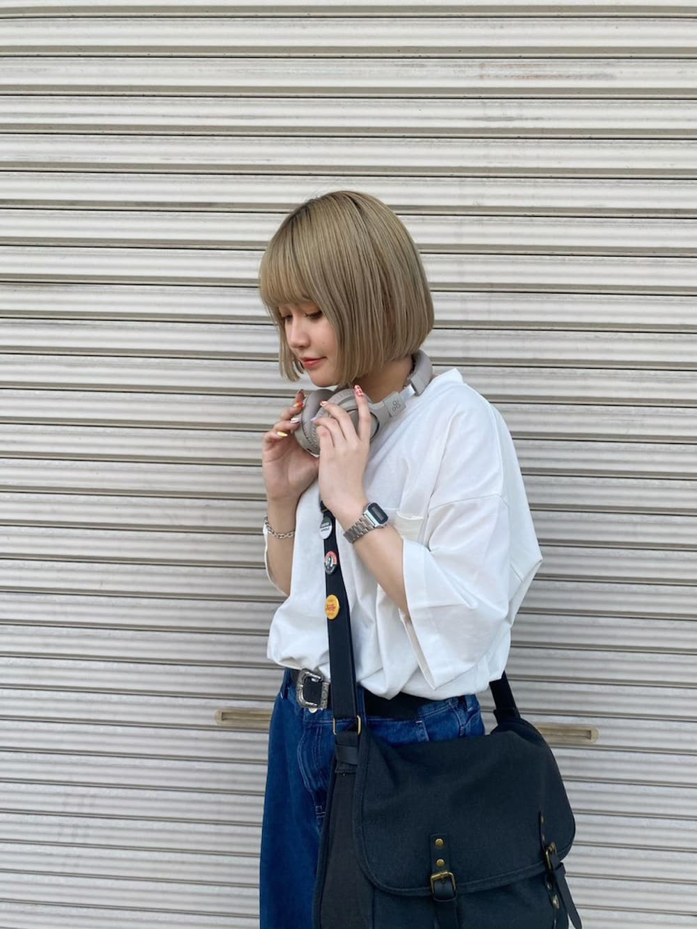 ホワイト系のTシャツ/カットソーを着用したレディースの春コーディネートの2枚目の写真
