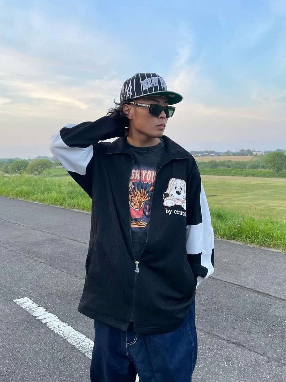 グレー系のTシャツ/カットソーを着用したレディースの春コーディネートの5枚目の写真