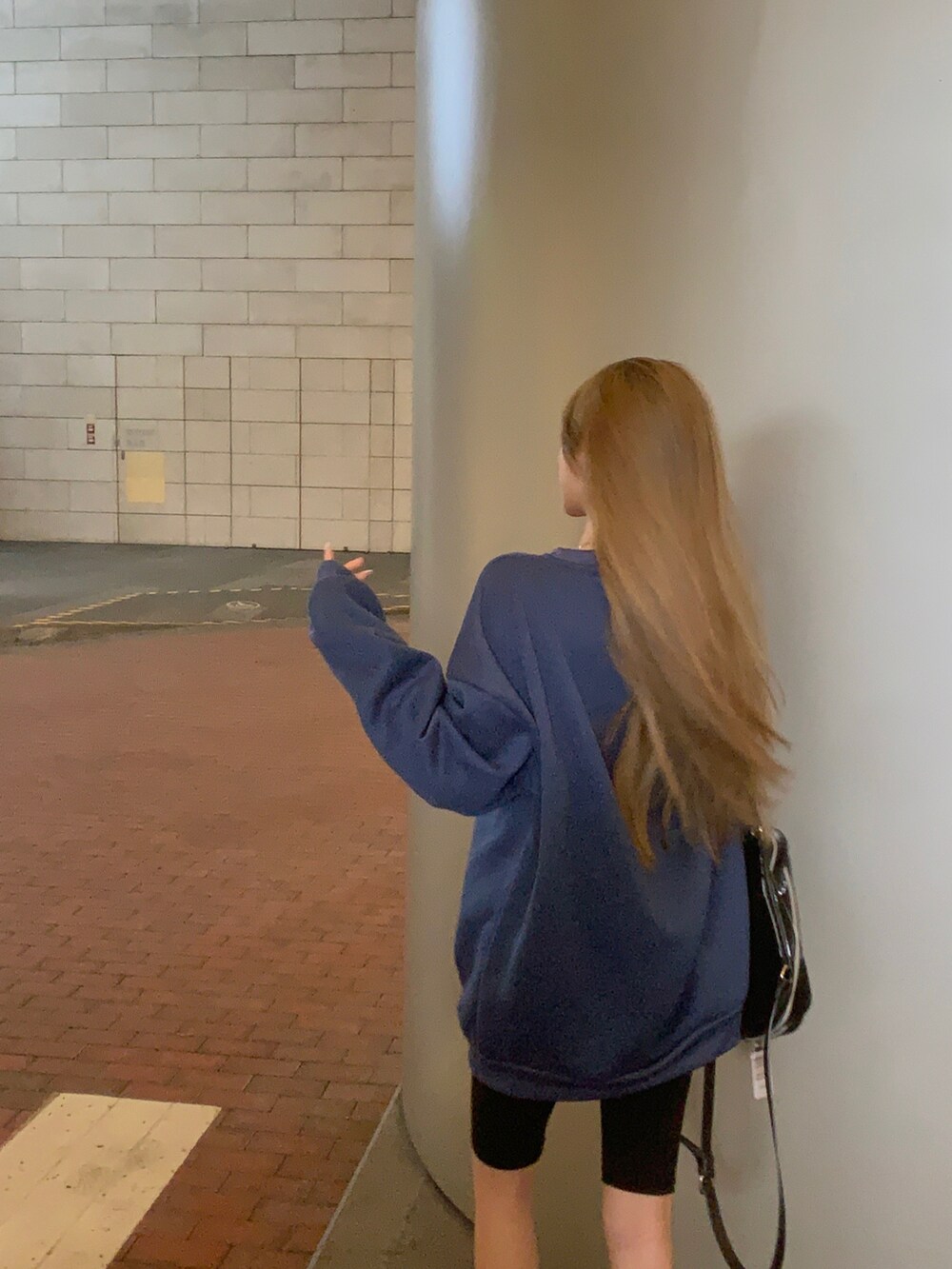 ブルー系のスウェットを着用したレディースの秋コーディネートの3枚目の写真