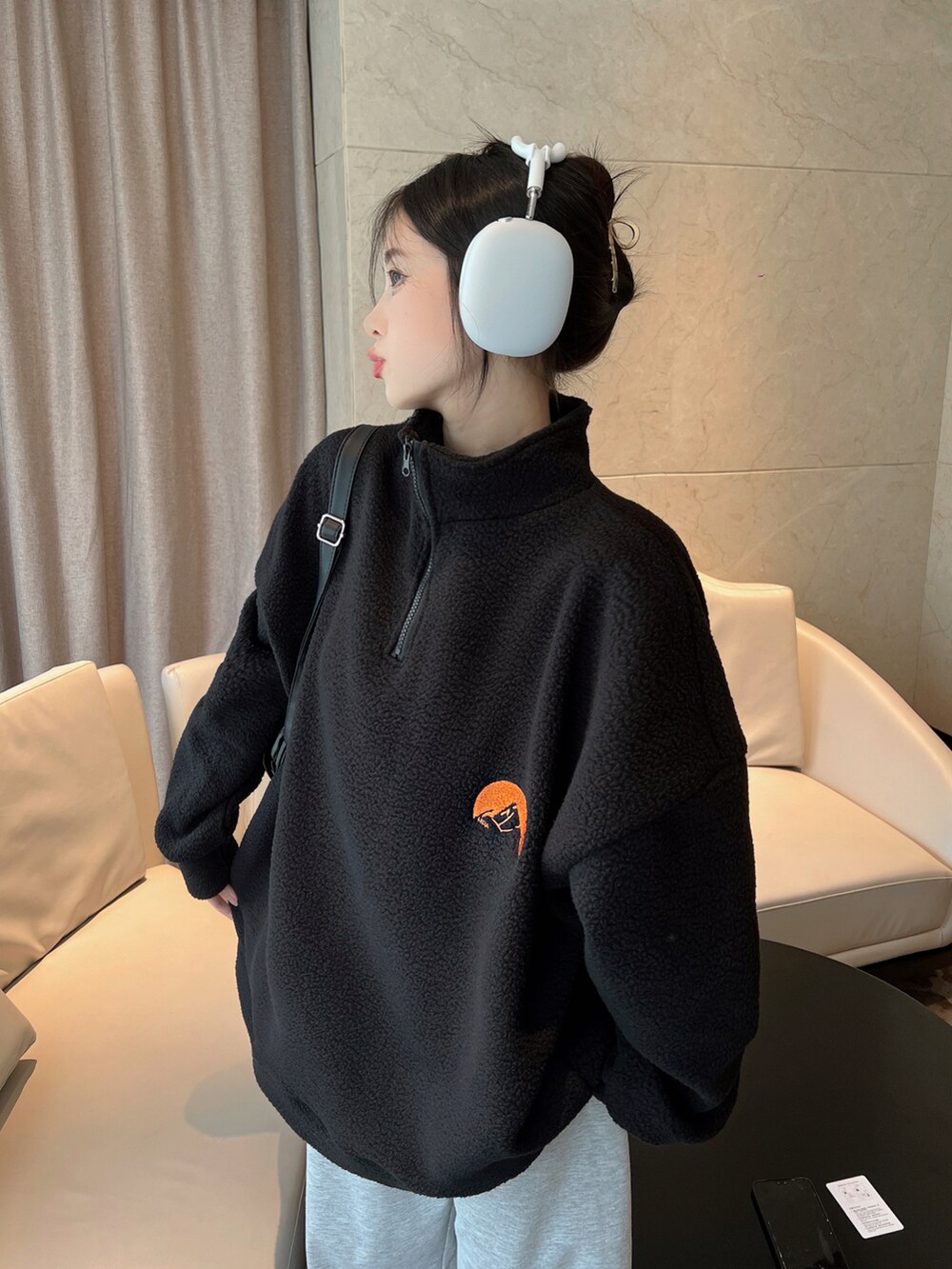 ブラック系のブルゾンを着用したレディースの秋コーディネートの4枚目の写真