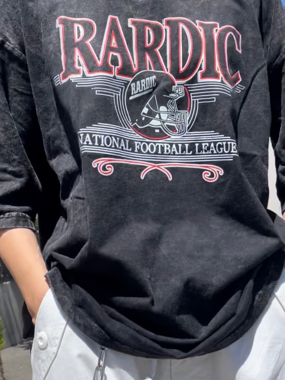 グレー系のTシャツ/カットソーを着用したレディースの秋コーディネートの4枚目の写真