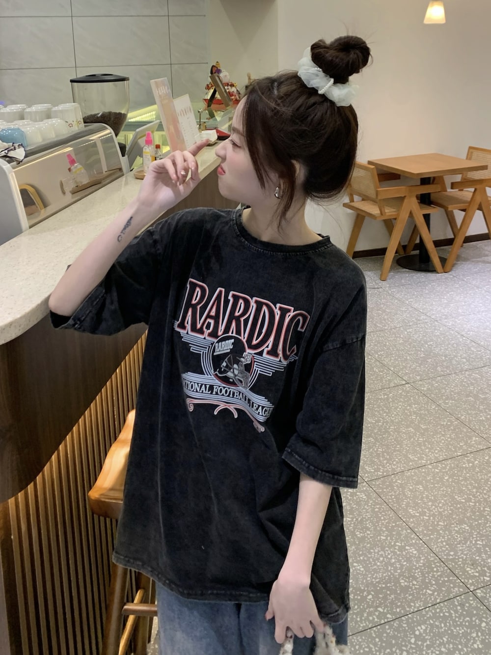 グレー系のTシャツ/カットソーを着用したレディースの春コーディネートの4枚目の写真