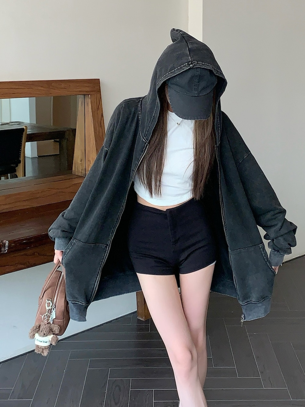 ブラック系のパーカーを着用したレディースの秋コーディネートの3枚目の写真