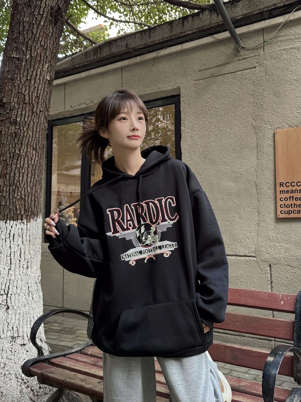 ブラック系のパーカーを着用したレディースの冬コーディネートの5枚目の写真